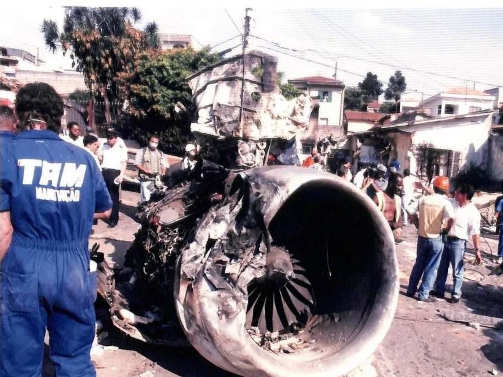 Acidente com avião da TAM que deixou 99 mortos em São Paulo completa 30 anos