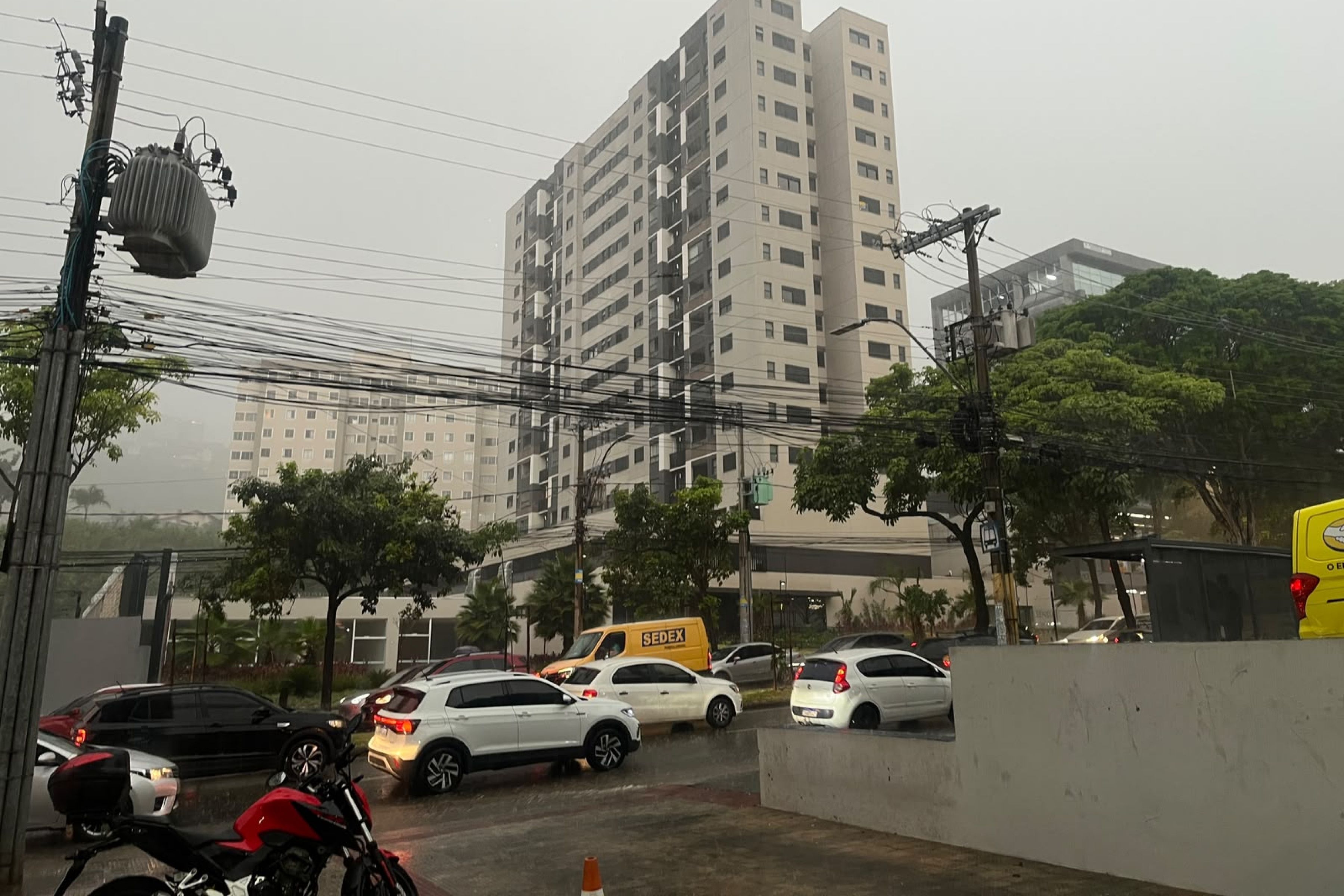 Vídeo: veja imagens da chuva forte que atinge BH nesta quinta (22)