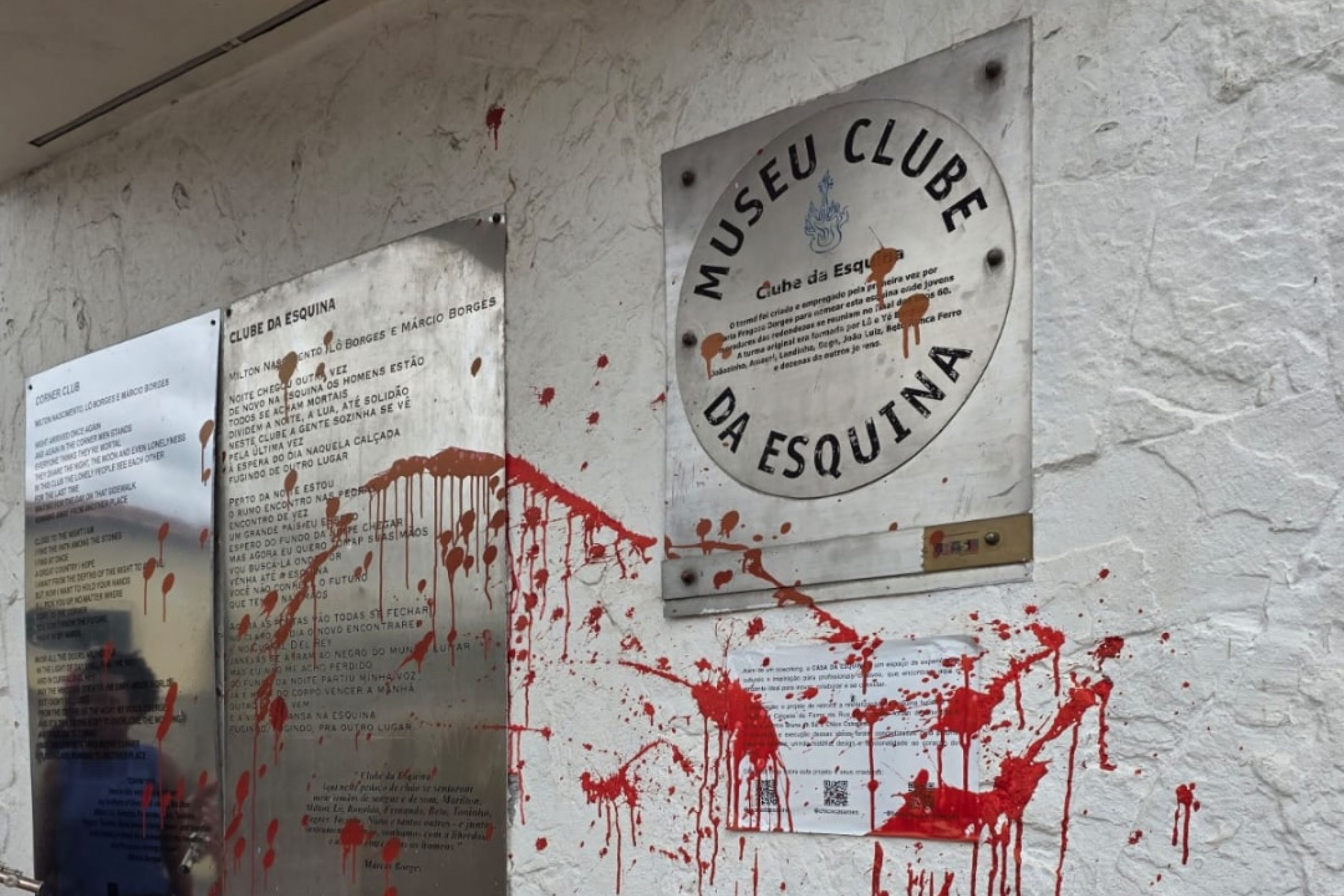 Bar e Museu Clube da Esquina se posiciona após memorial ser vandalizado: 'Doloroso'