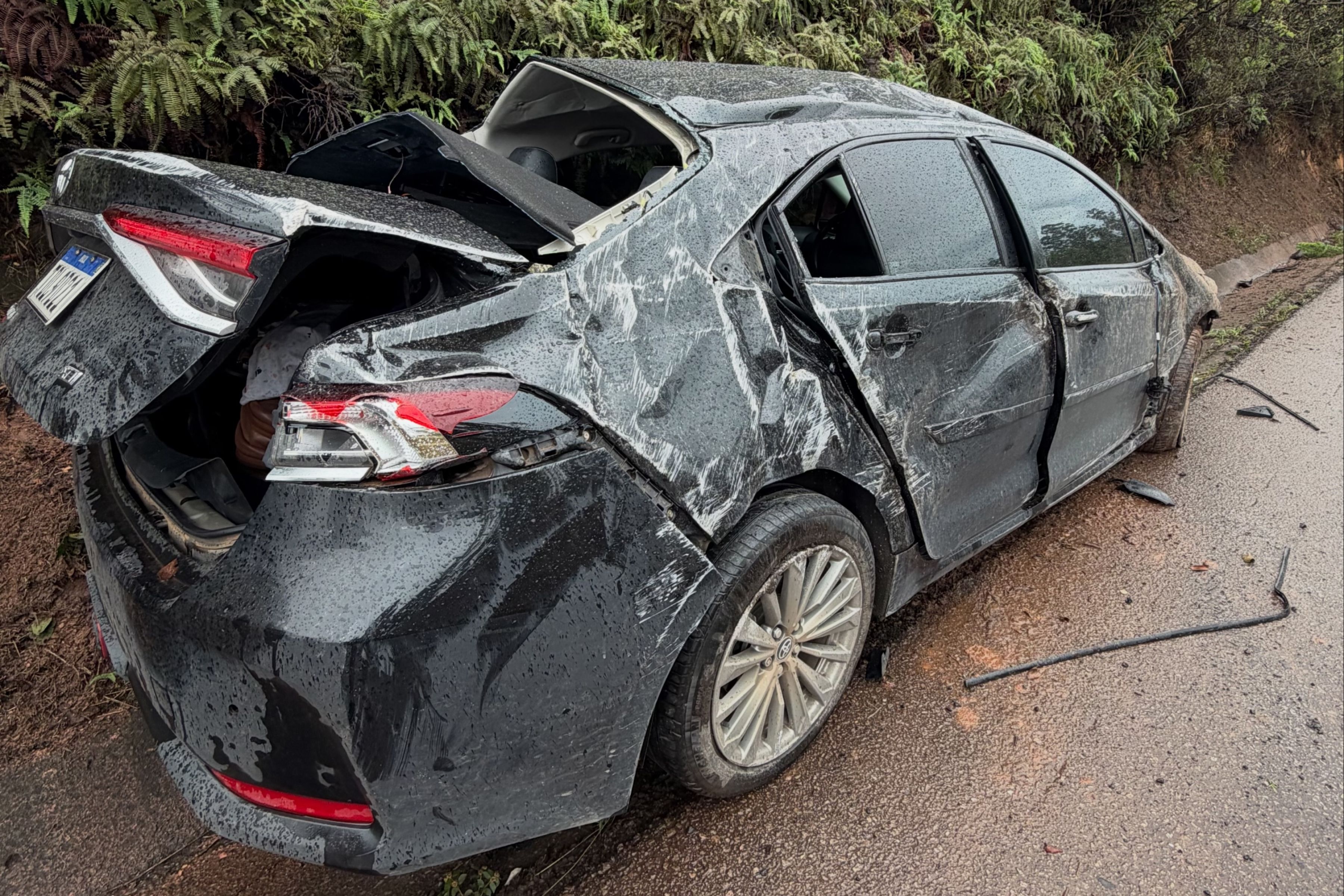 Carro de Pedro Rousseff capota na Rodovia Fernão Dias e tem 'perda total'