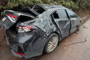 Carro de Pedro Rousseff capota na Rodovia Fernão Dias e tem 'perda total'