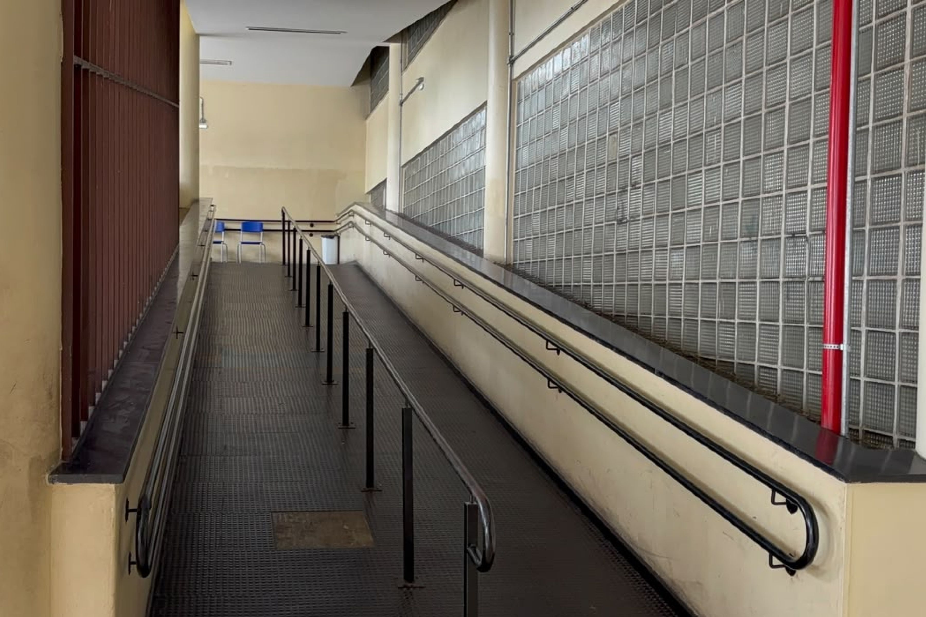 Escolas de BH fecham portões, e voluntários vão embora após STF ampliar horário de votação