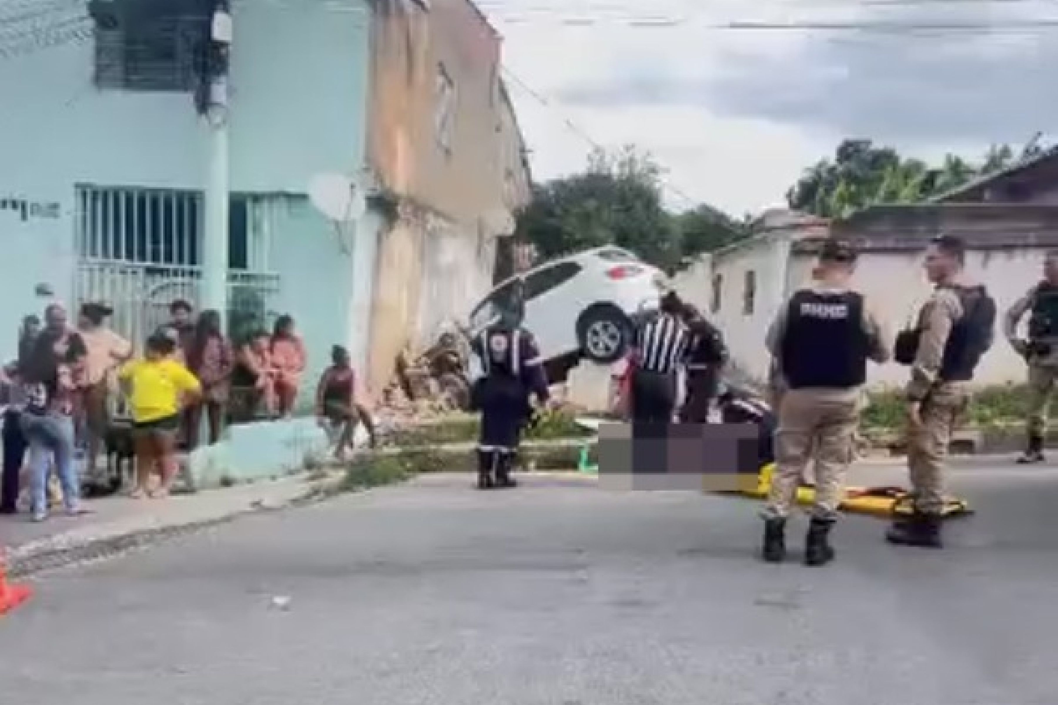 Vídeo: carro desgovernado destrói muro de casa no bairro Palmital, em Santa Luzia
