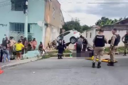 Vídeo: carro desgovernado destrói muro no bairro Palmital, em Santa Luzia
