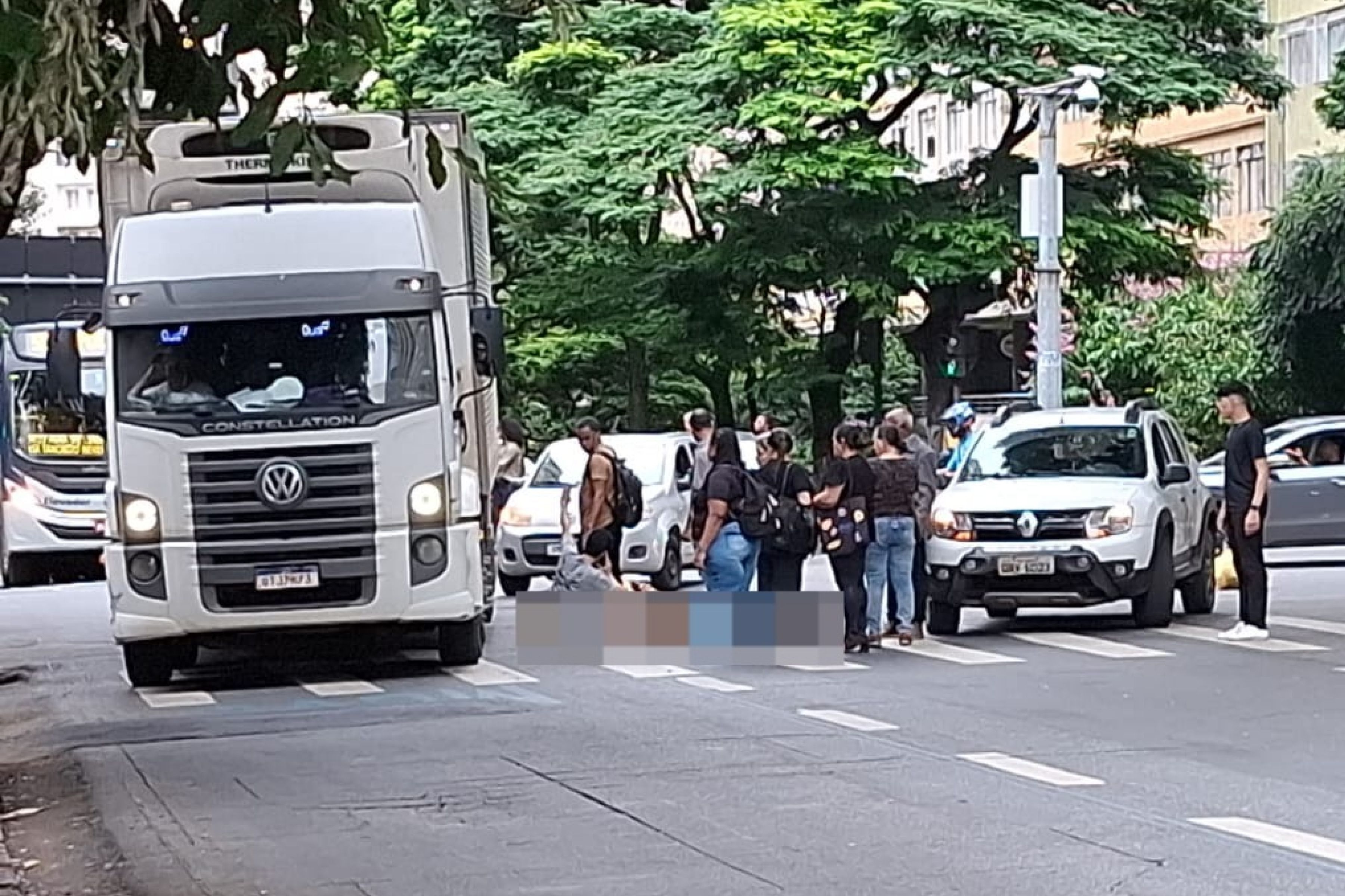 Idosa na faixa de pedestre é atropelada por carro no Centro de BH