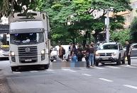 Idosa na faixa de pedestre é atropelada por carro no Centro de BH