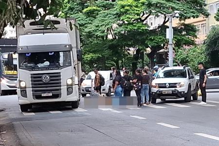 Idosa na faixa de pedestre é atropelada por carro no Centro de BH