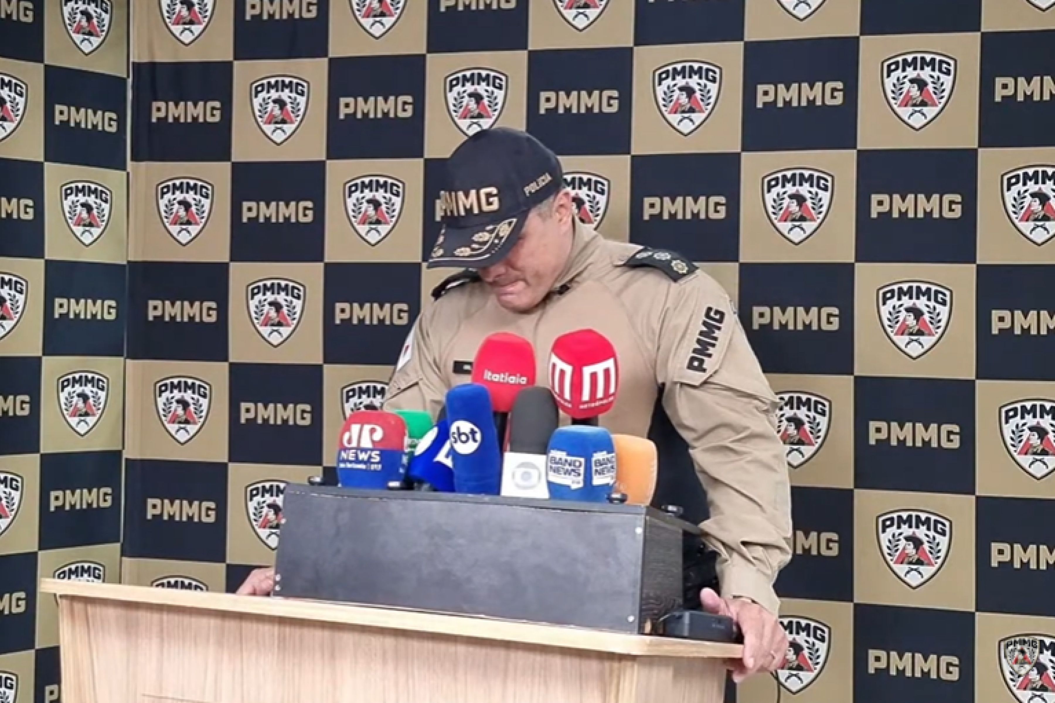 Coronel se emociona após morte de três PMs em queda de avião: 'Corporação está em luto'