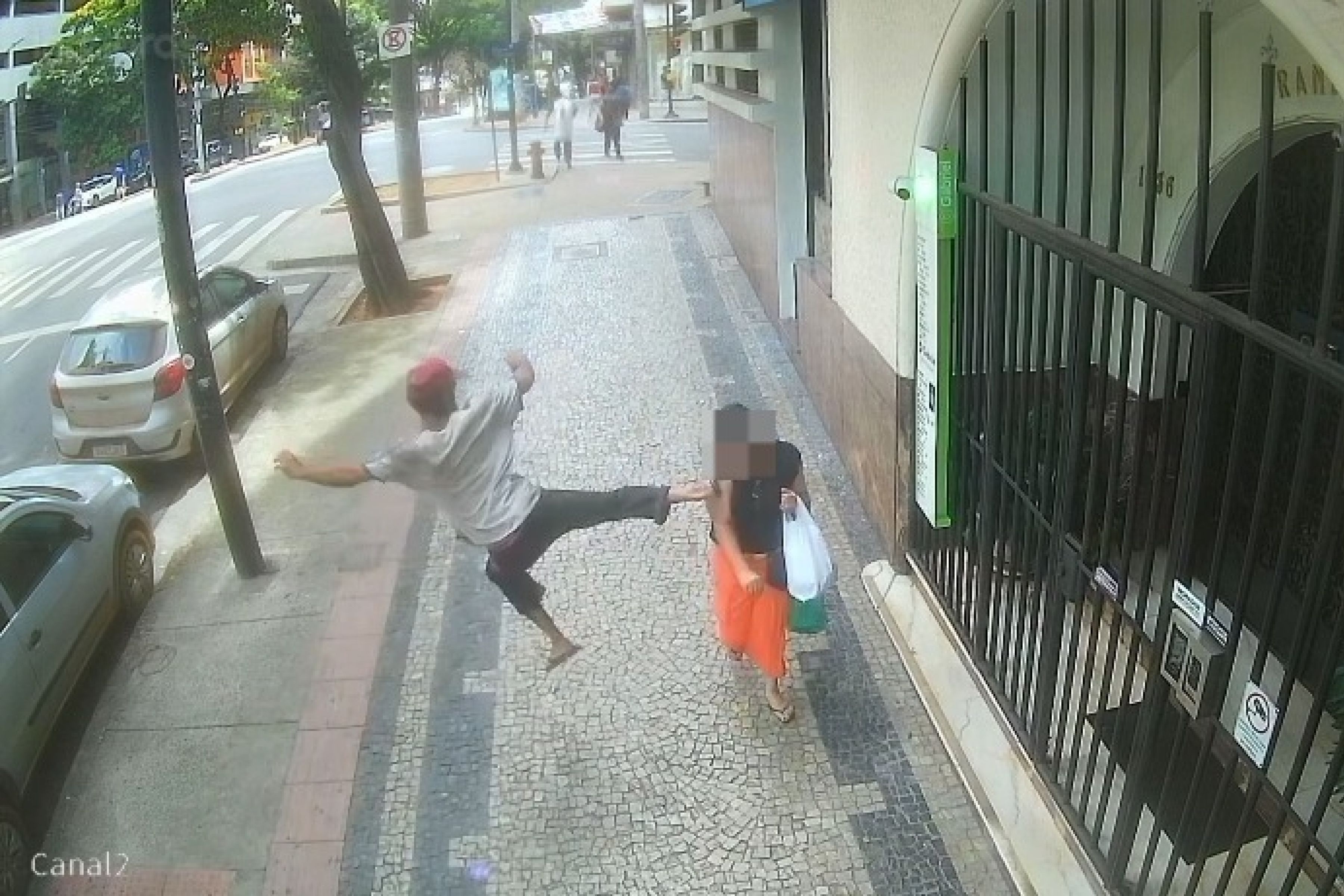 Vídeo flagra homem dando voadora inesperada em mulher no Centro de BH