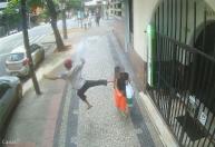 Vídeo flagra homem dando voadora inesperada em mulher no Centro de BH