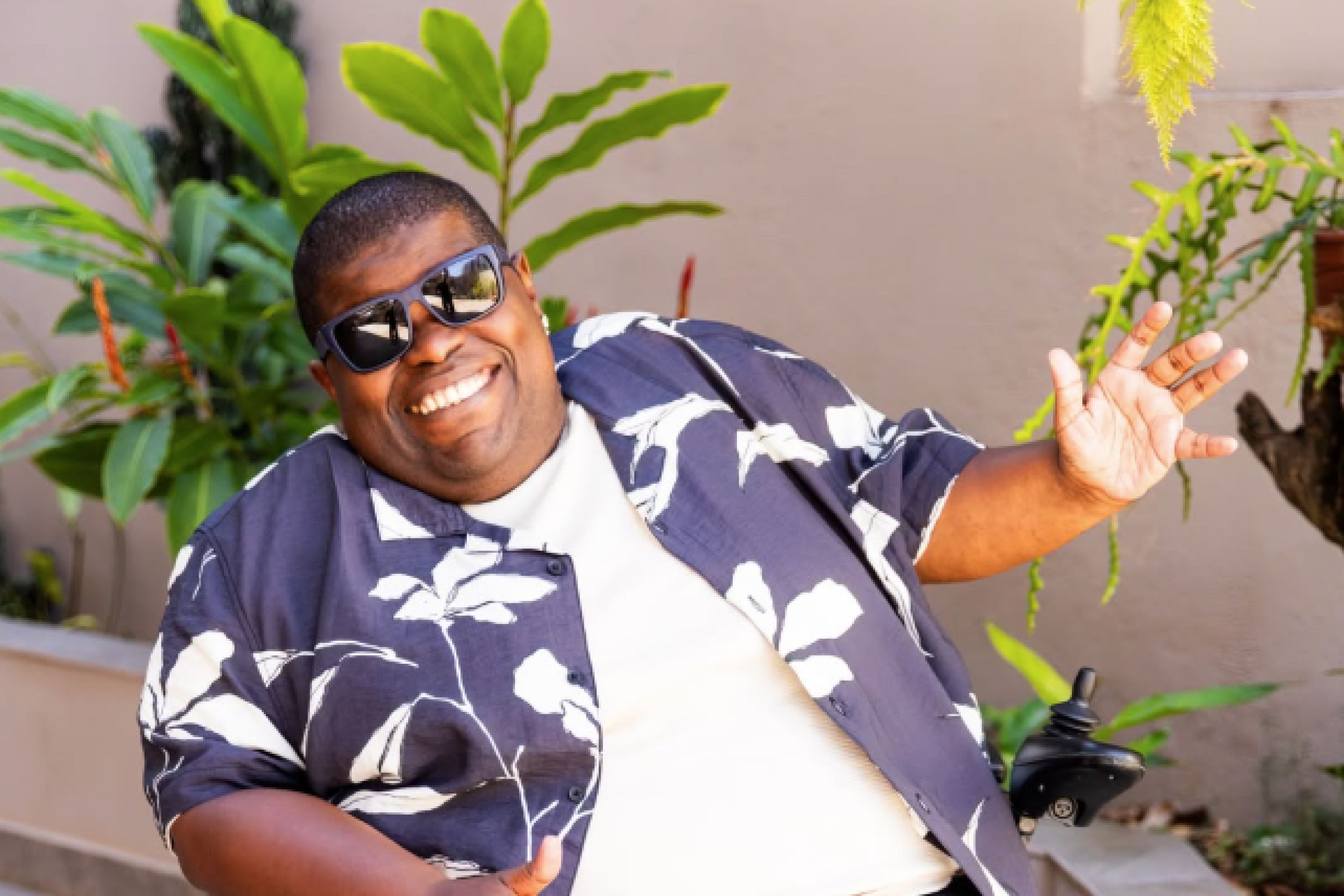 Da infância entre fitas K7 ao sucesso digital: a emocionante história de superação do sambista Eltinho
