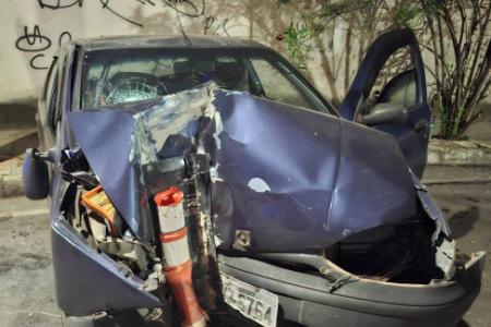 Acidente de carro mata uma pessoa e deixa outra gravemente ferida no Santa Inês, em BH