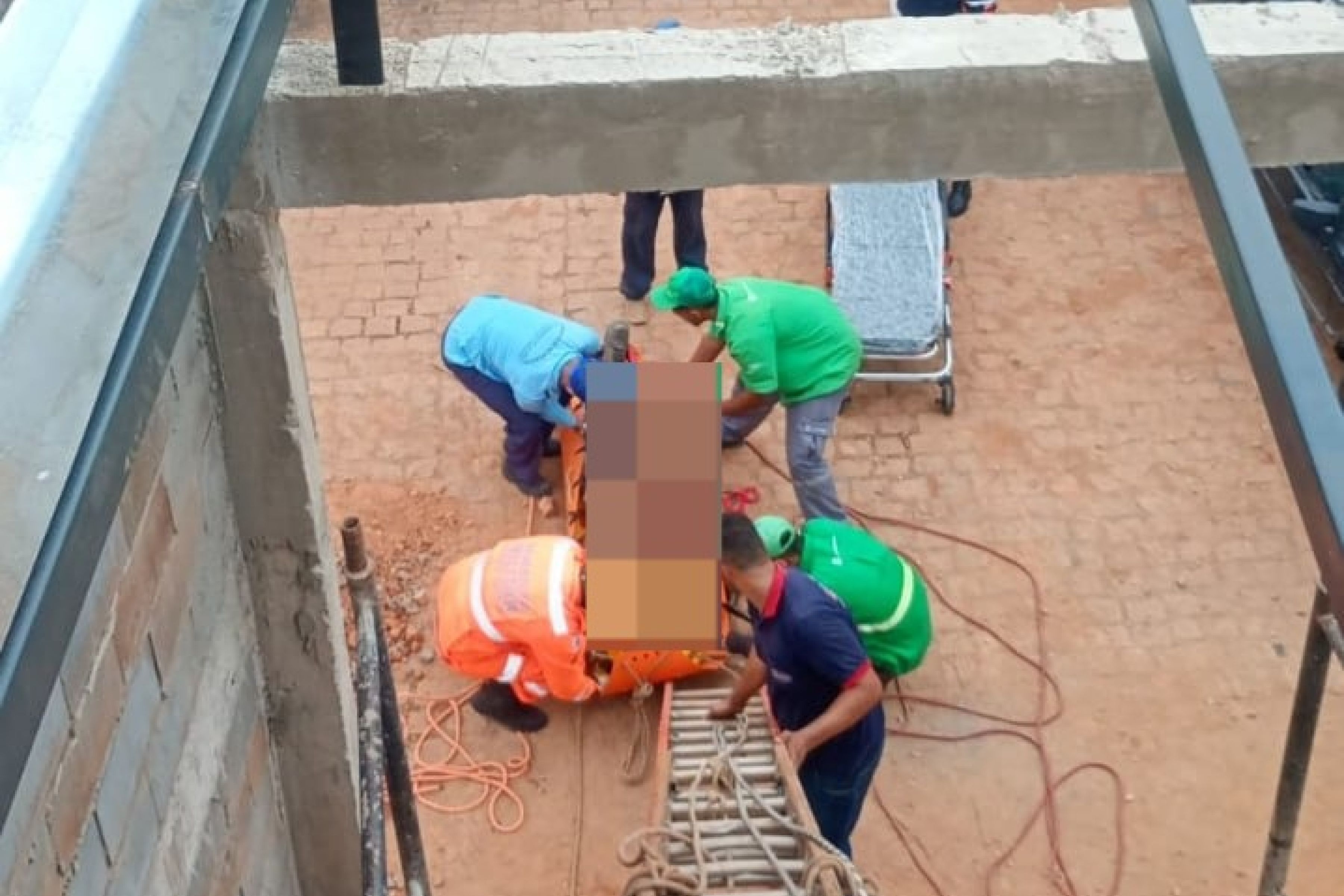 Trabalhador desmaia em cima de telhado e acaba resgatado pelos bombeiros em MG