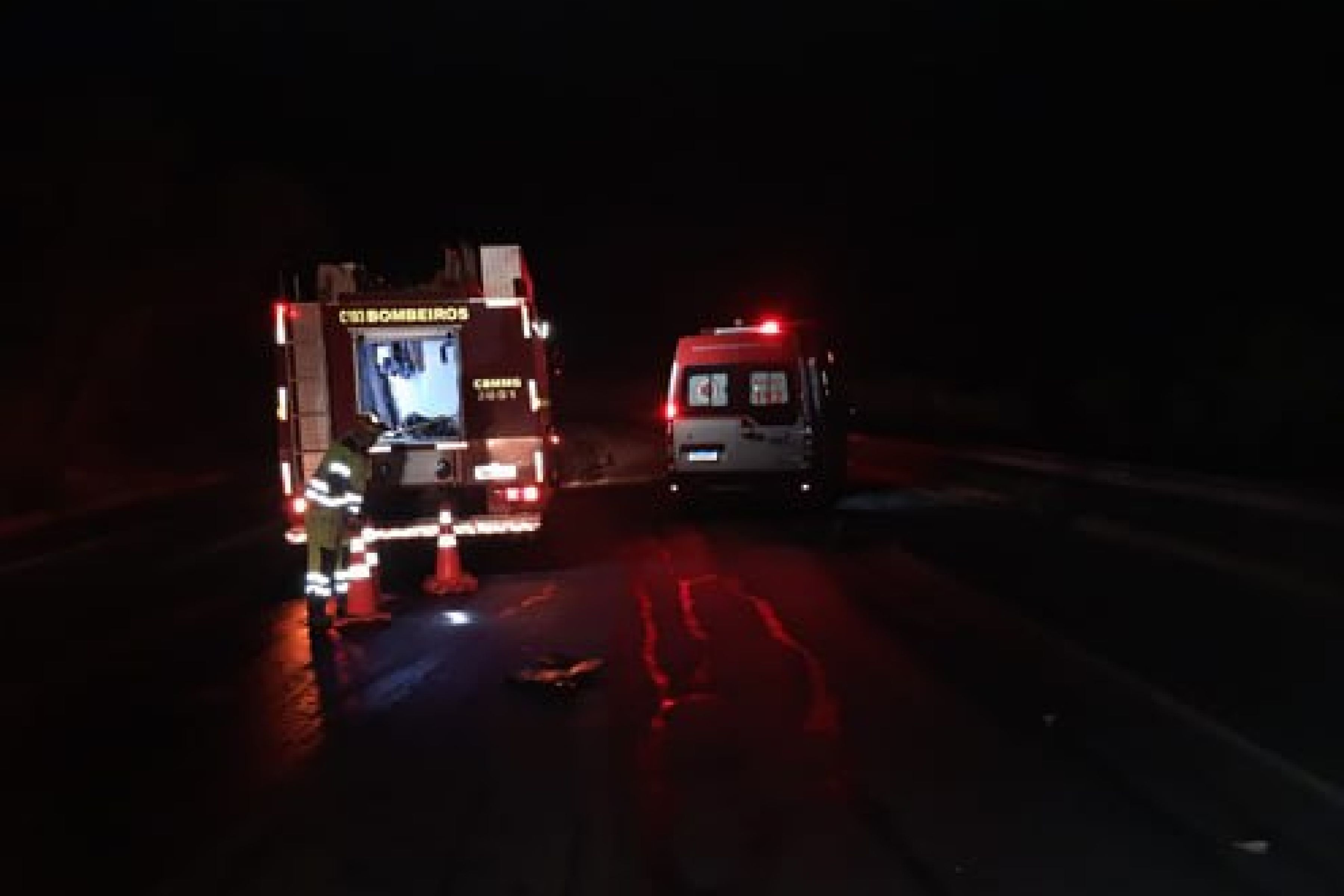Motorista de ambulância morre em acidente com carreta na BR-354 em MG