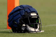 Estudo aponta risco de lesão cerebral por impacto em atletas da NFL, e fisiterapeuta explica como prevenir impactos
