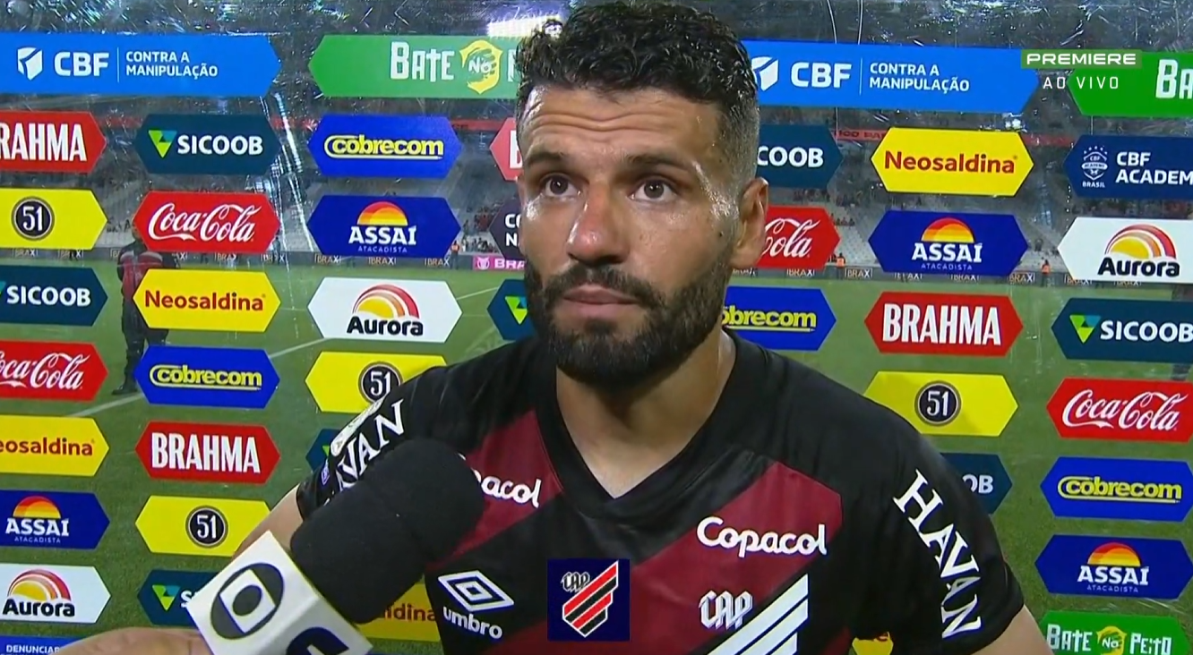 Volante do Athletico-PR desabafa após empate no fim e elogia Atlético