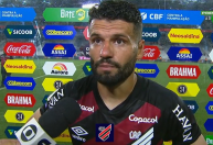 Volante do Athletico-PR desabafa após empate no fim e elogia Atlético