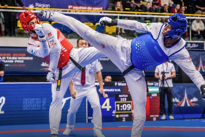 Brasileiro Henrique Marques conquista ouro no Grand Prix de Paris de taekwondo