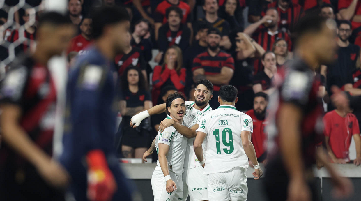 Com um a menos, Palmeiras vence Athletico-PR fora de casa e 'dorme' na liderança do Brasileirão