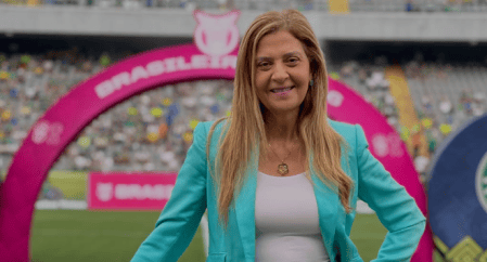 Leila Pereira, presidente do Palmeiras, posada no Nubank Parque