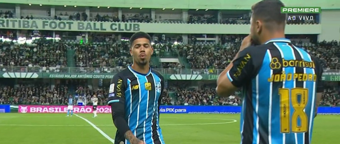 Titular do Grêmio se machuca e é substituído com cinco minutos contra Coritiba