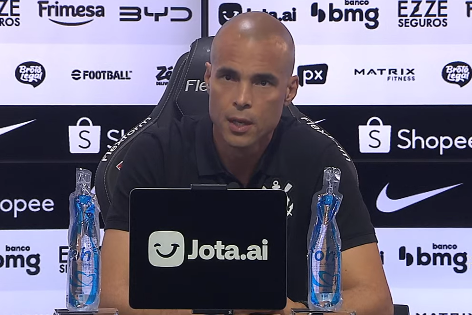 Diretor do Corinthians avalia trabalho de Seedorf: 'Surpreendeu a todos'