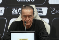Cuca vê Santos melhor contra o Palmeiras e explica discussão com Gabigol