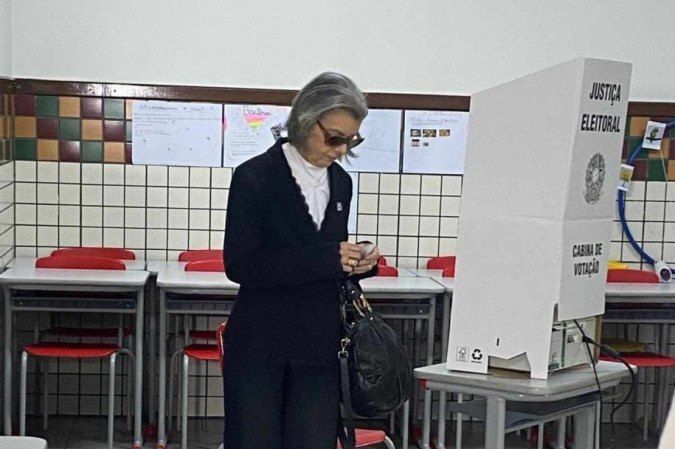 Vídeo: Cármen Lúcia, ministra do STF, vota em BH e destaca papel da imprensa pela democracia