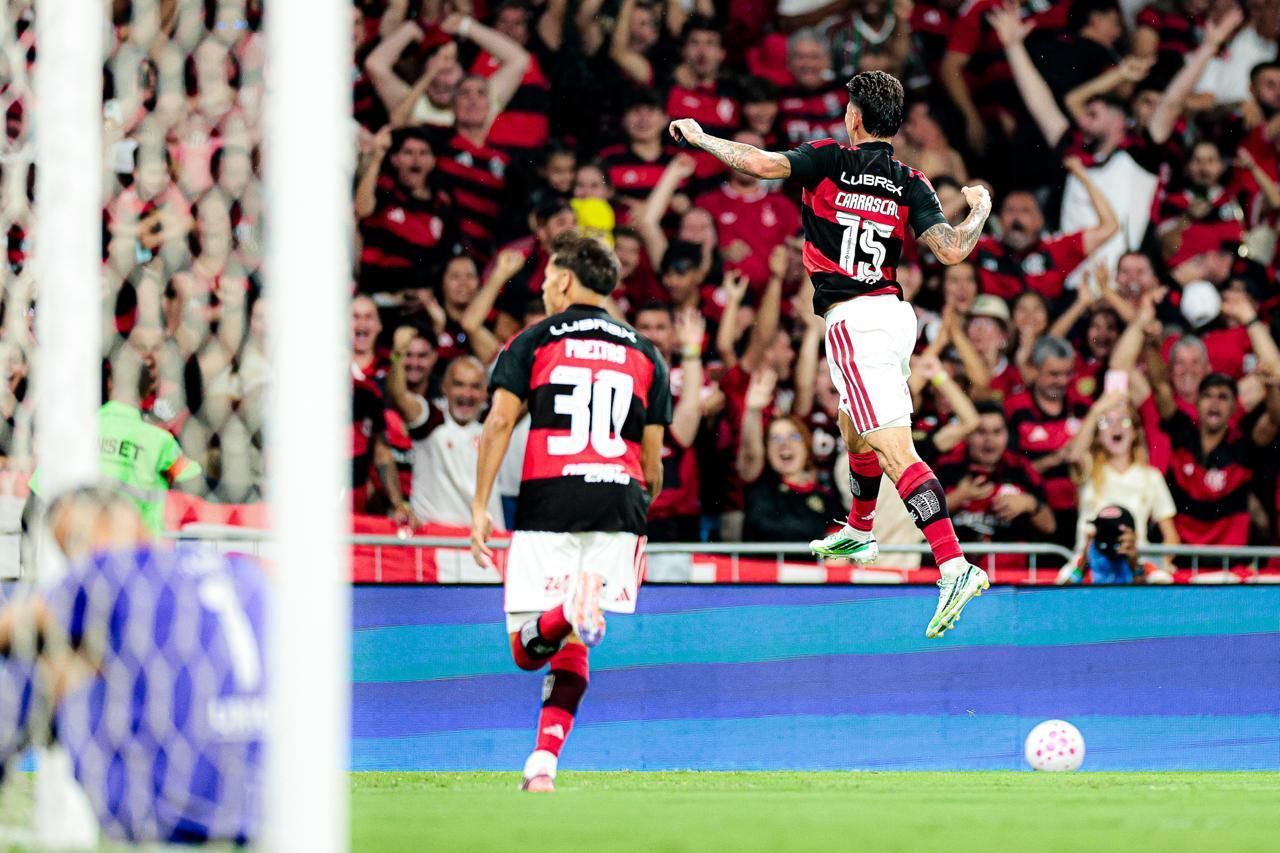 Flamengo vence o Fluminense e segue na liderança do Brasileirão