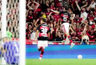 Flamengo vence o Fluminense e segue na liderança do Brasileirão