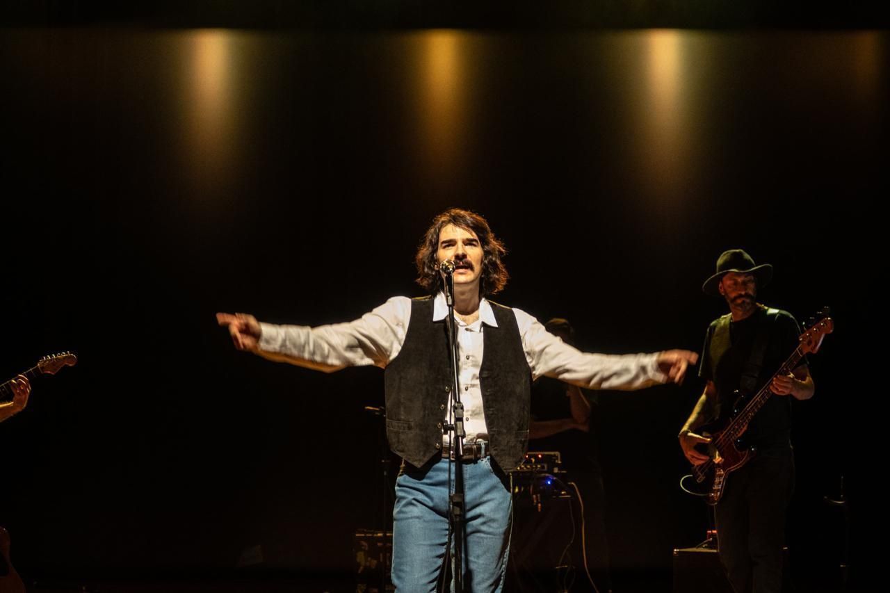 Espetáculo em homenagem a Belchior chega a Ipatinga com André Abreu no Teatro Usiminas
