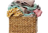 O cesto de roupa suja está perdendo espaço: conheça a alternativa moderna e discreta para o banheiro