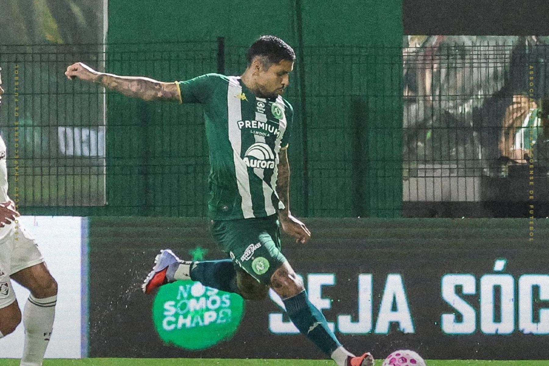 Ex-Atlético marca golaço, Chapecoense surpreende e vence Fluminense pelo Brasileiro