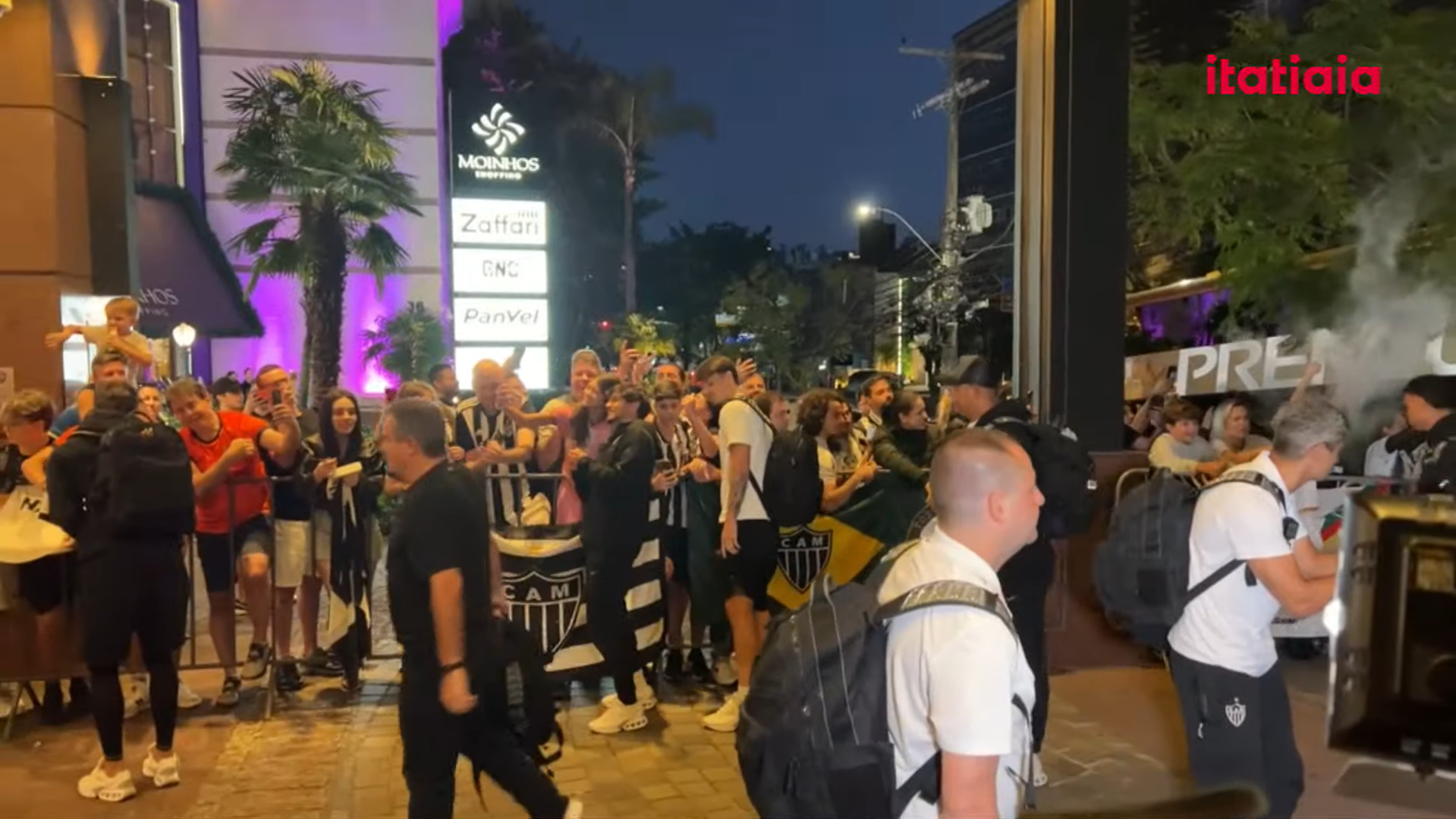 Atlético é recebido em Porto Alegre com festa da torcida em primeira 'decisão' com o Grêmio