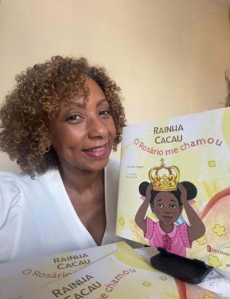 Cláudia Magno lança 'Rainha Cacau - O Rosário Me Chamou'