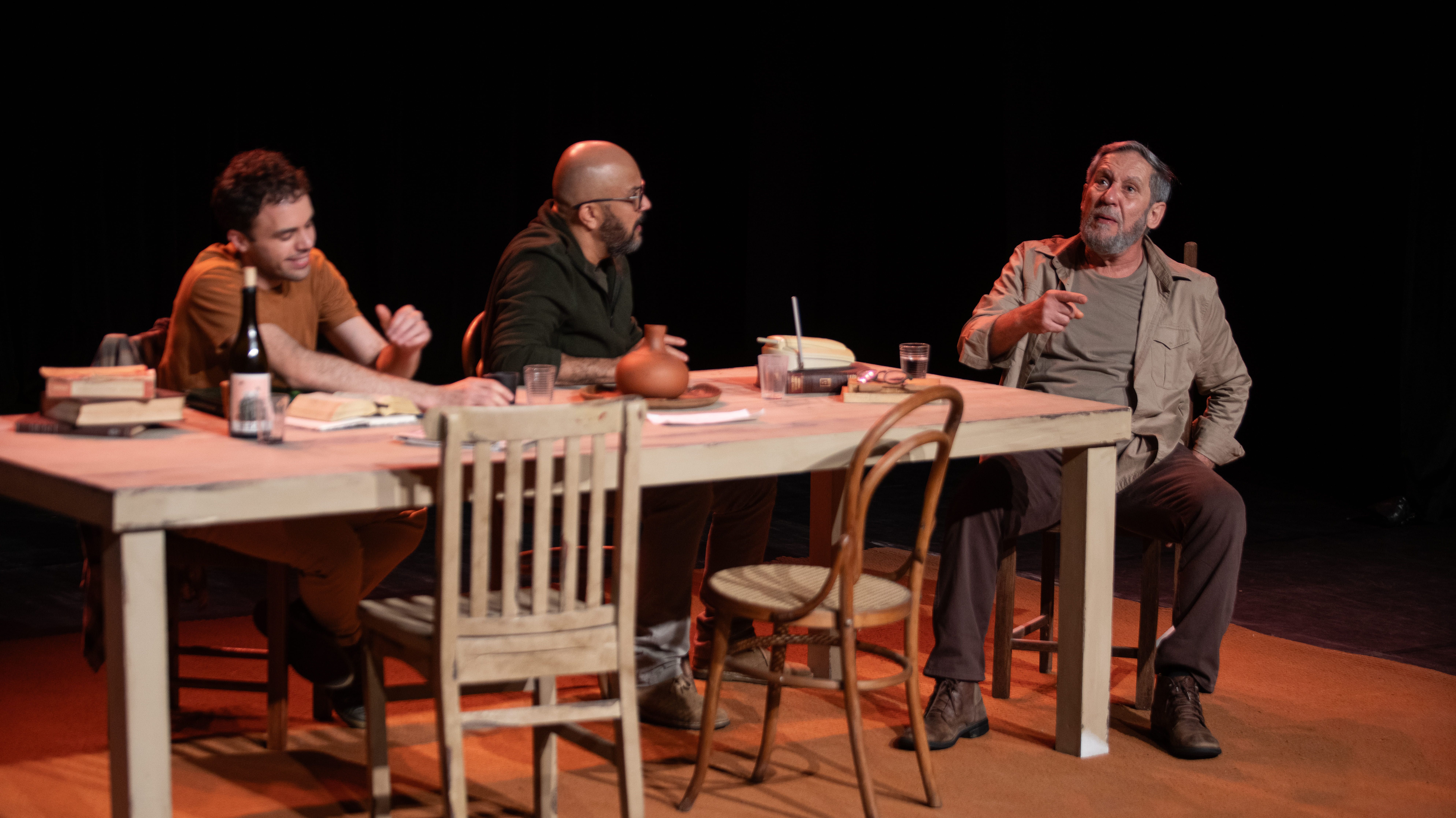 Espetáculo 'Colisão' chega ao Teatro Marília para discutir conflitos geracionais entre pai e filho