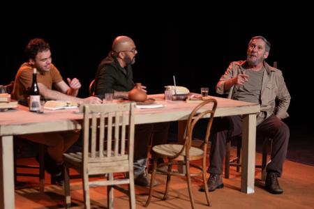 Espetáculo 'Colisão' chega ao Teatro Marília para discutir conflitos geracionais entre pai e filho