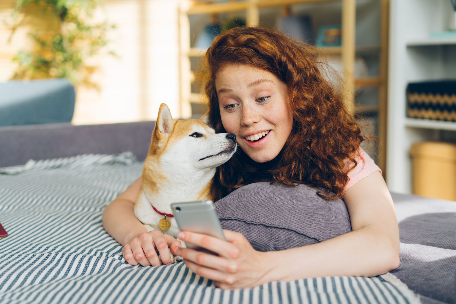 Falar com o cachorro como se ele fosse um bebê pode revelar mais sobre sua personalidade do que você imagina, segundo a psicologia