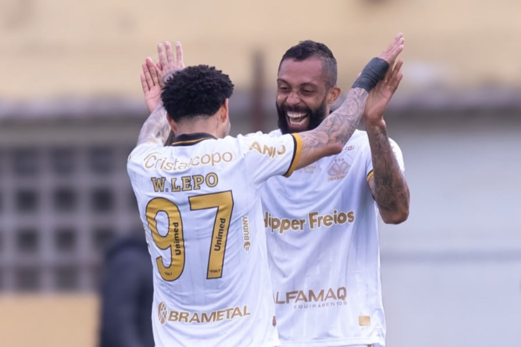 Criciúma vence São Bernardo fora de casa e se aproxima dos líderes na Série B