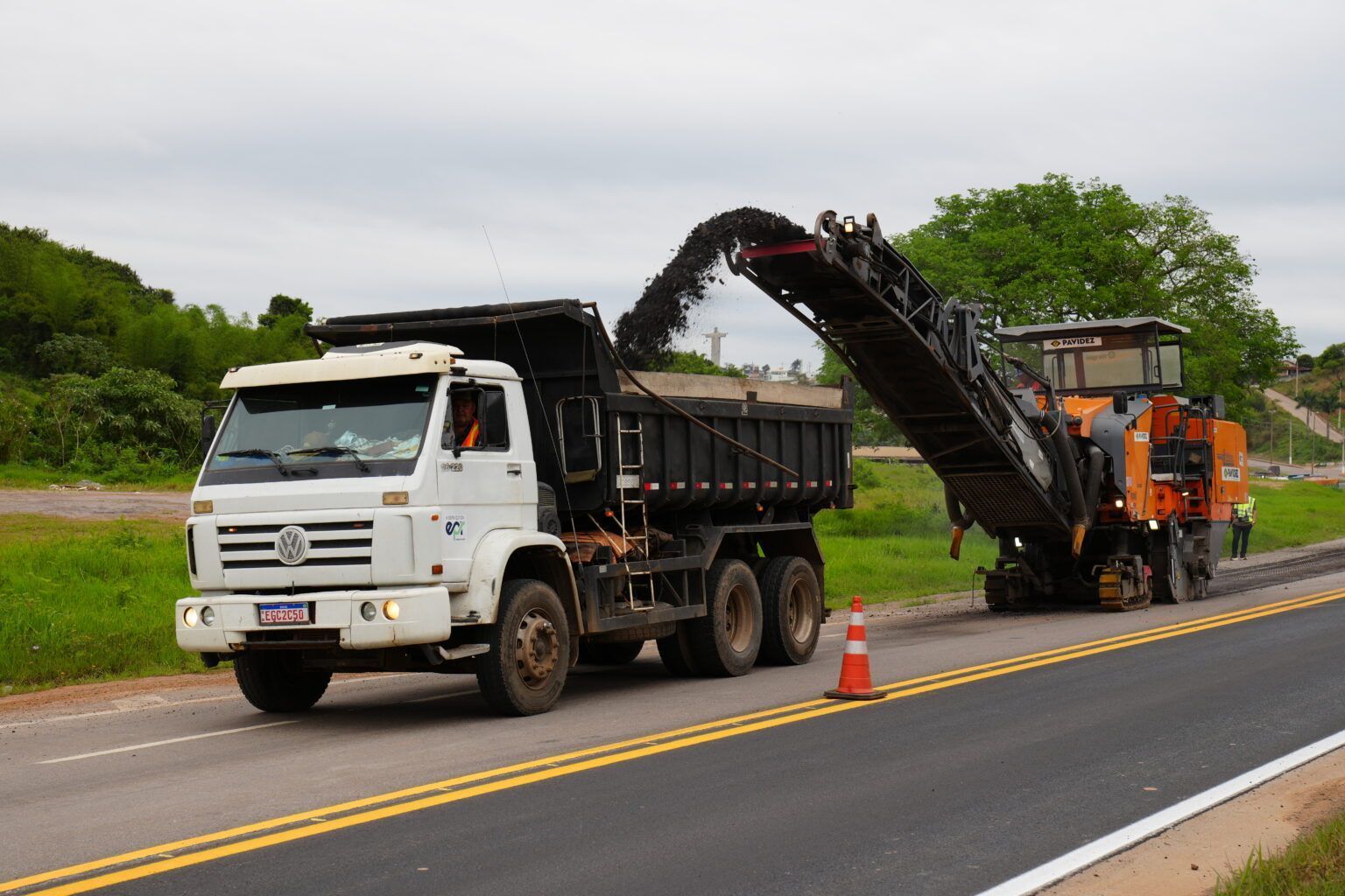 Concessionárias realizam obras com Pare e Siga em rodovias do Sul de Minas