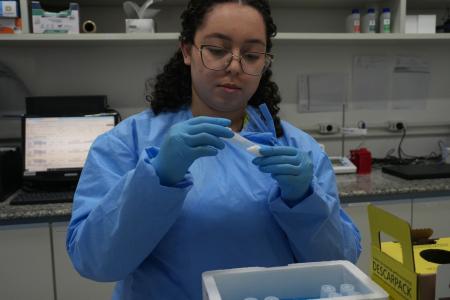 Pesquisadora Anna Paula Oliveira, do CTVacinas da UFMG