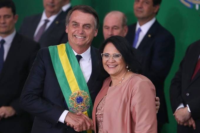 Damares diz que Bolsonaro teve uma indisposição, mas afirmou que o ex-presidente já está recuperado