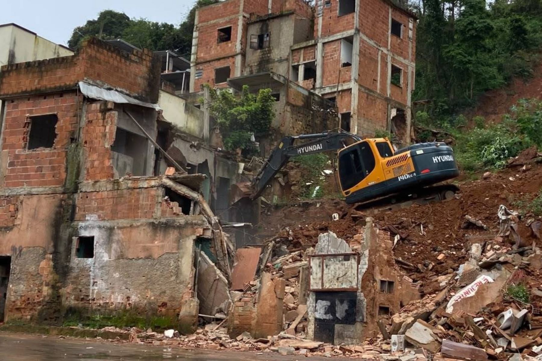 Oito meses após tragédia das chuvas, Defesa Civil amplia demolições de imóveis condenados em Juiz de Fora