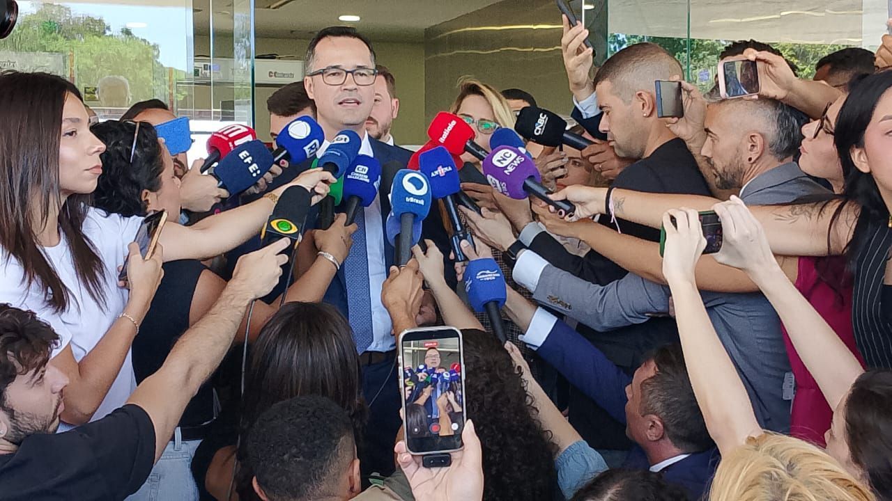 Campanha de Flávio Bolsonaro chega ao TSE de mãos vazias e sem dados sob sigilo