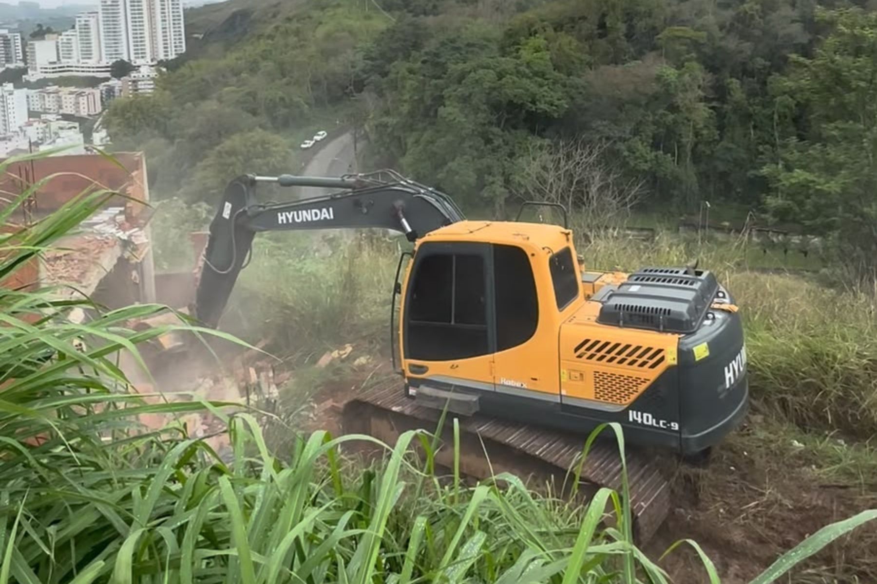Casas condenadas no Bairro Dom Bosco começam a ser demolidas em Juiz de Fora