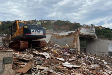 Demolição de casa condenada no Vitorino Braga Foto PJF Divulgação