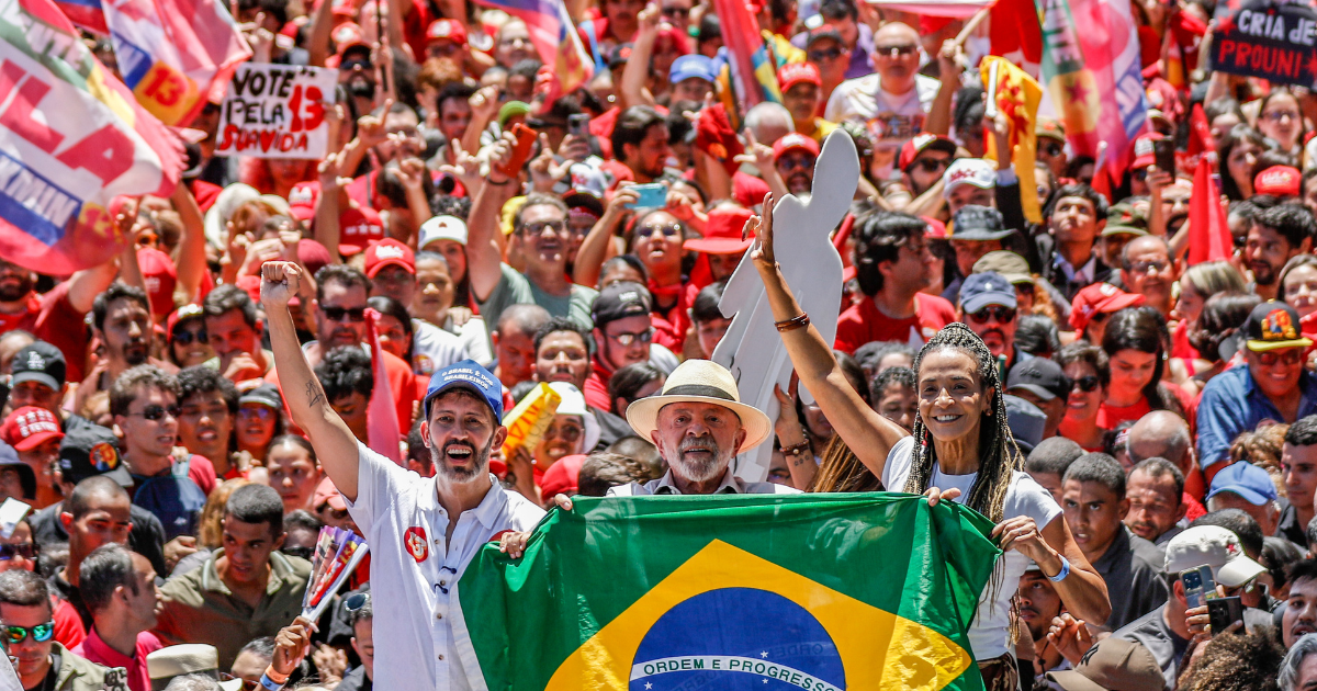 Em caminhada no DF, Lula critica Flávio e diz que “fascismo” não voltará ao poder