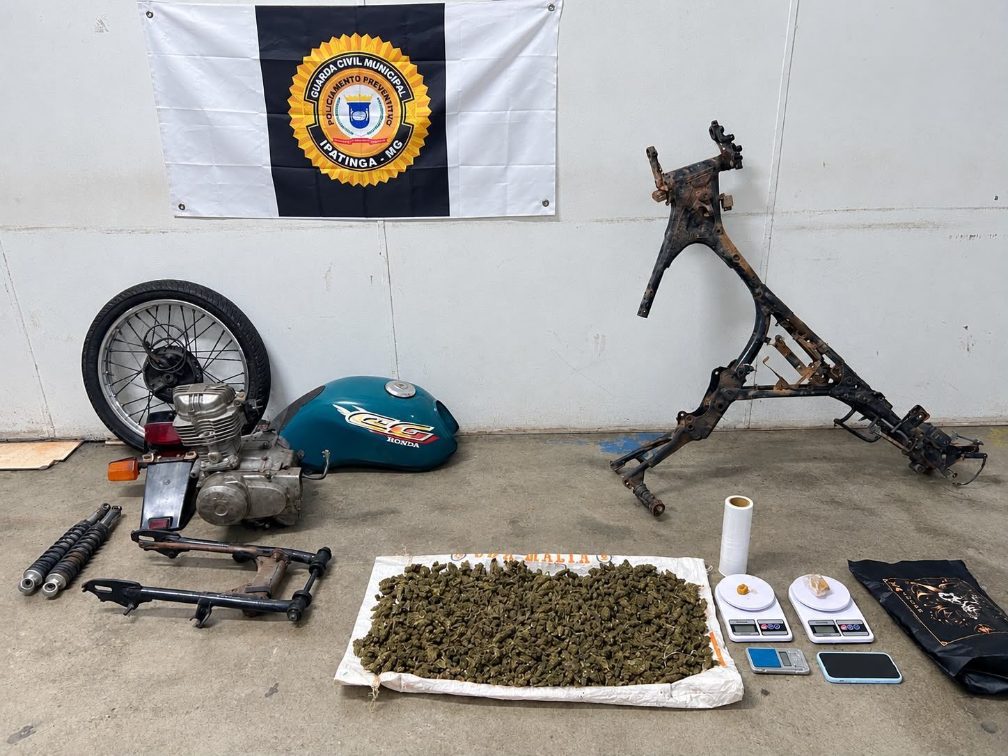 Adolescente é apreendido com drogas e peças de motocicleta durante ação no bairro Iguaçu, em Ipatinga