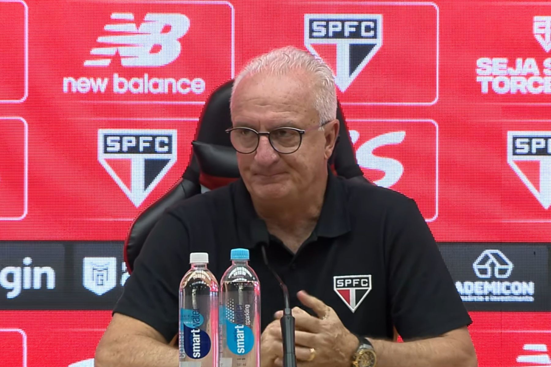 Dorival faz alerta e elogia torcida do São Paulo após vitória: ‘Reagiu positivamente’