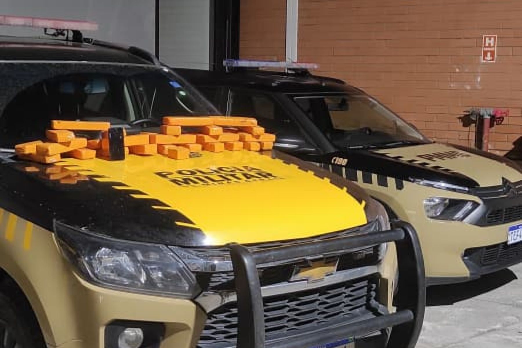 Motorista lança carro em rio para tentar fugir de equipes da PMR e da PM na Zona da Mata